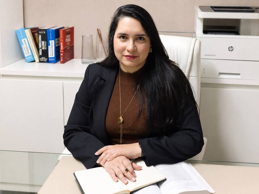 Priscila Vitória Rezende em seu escritório